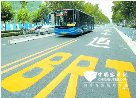 广西南宁市快速公交（BRT）试点工程长虹路段破土动工