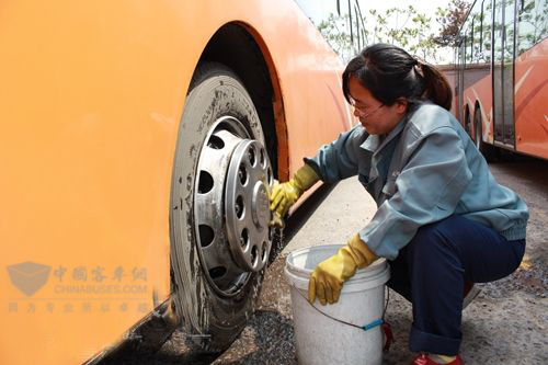 青岛：公交启动节水预案   清洁整辆公交仅1桶水